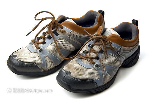 棕色的運(yùn)動(dòng)鞋 經(jīng)典與舒適的完美結(jié)合